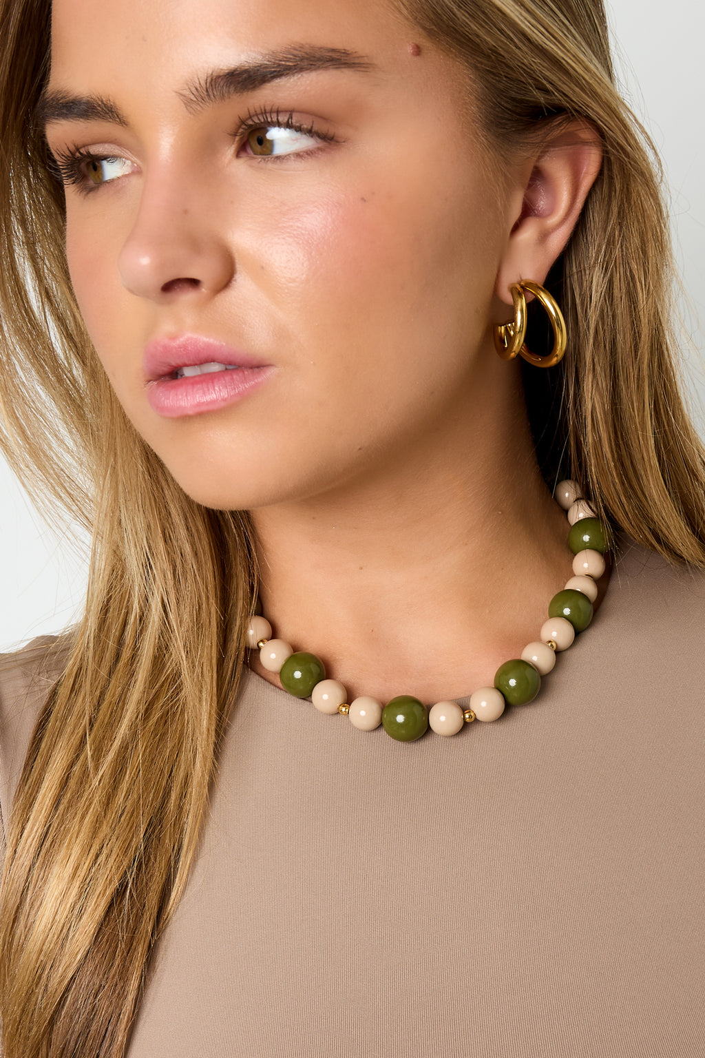 Necklace with beads of different sizes